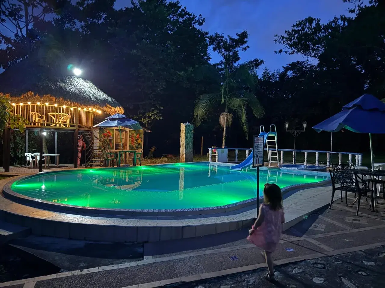 Piscina iluminada de noche
